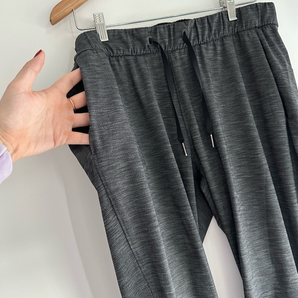 Lululemon On the Fly Pant in Charcoal, size: 10 - Picture 3 of 5